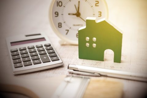 建設業許可申請は誰に頼む？新規・更新費用や行政書士による代行メリットについて